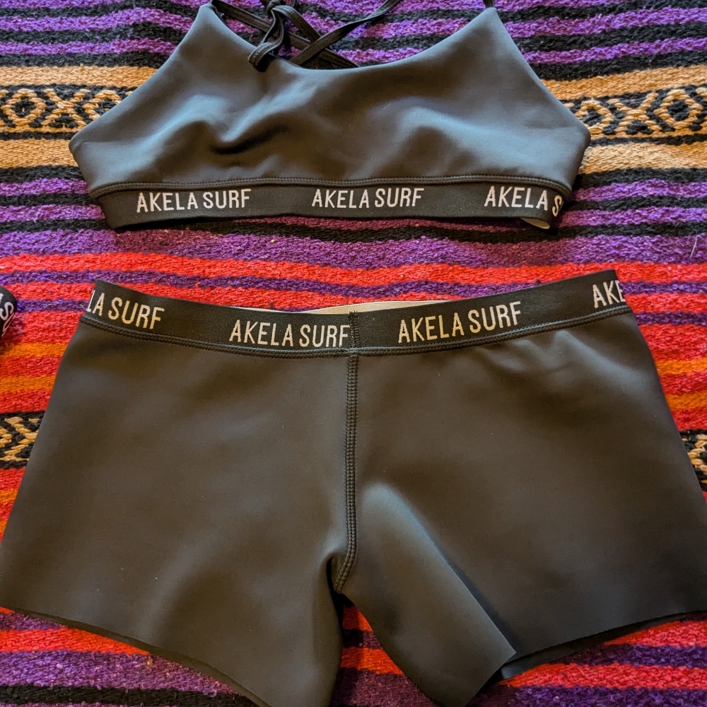 NEW Akela Surf set
